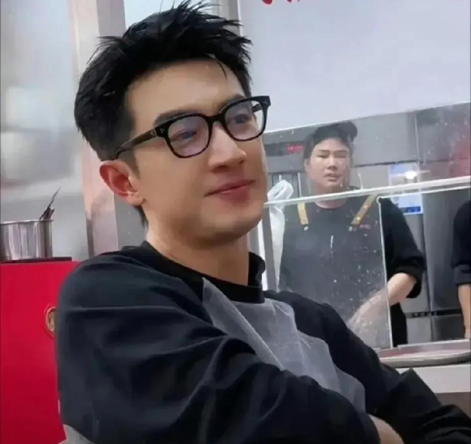 哇！戴眼镜的林更新也好帅呀
多了几分学生味，魅力更加十足
这一种帅气，显得更有内