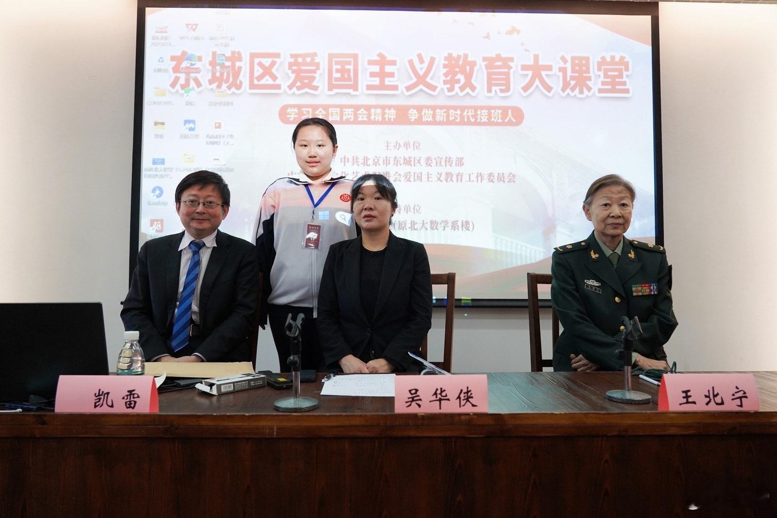 人大代表、抗战老兵家属代表，nice，和每一个小朋友都一个一个合影，用时两个小时