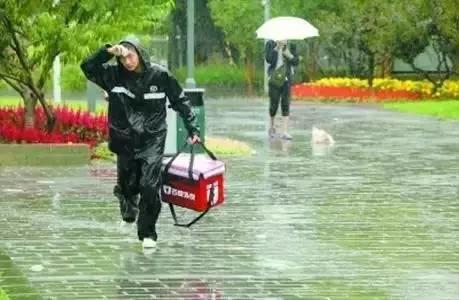 多一点理解
少一点冲动
这是一起外卖纠纷引发的暴力事件，外卖员邓某因为小区的门禁