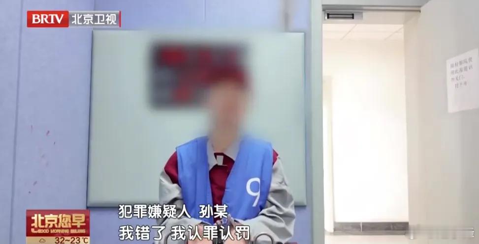 75岁独居老人向保姆炫耀20多万金条后被盗，在保姆前雇主家被找到，保姆：闹着玩，