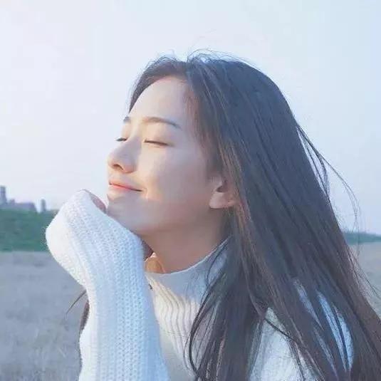 微风轻拂脸颊，享受阳光的温柔拥抱。温柔牵手的瞬间 海风暖阳 亲密的拥抱 拥抱 温