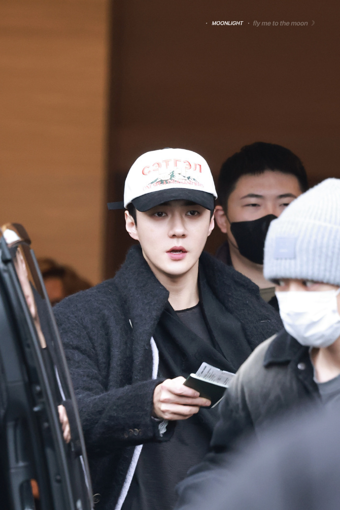 吴世勋穿的5年前的大衣今天机场穿的大衣跟21年这天貌似是同一件！5年前的大衣 我