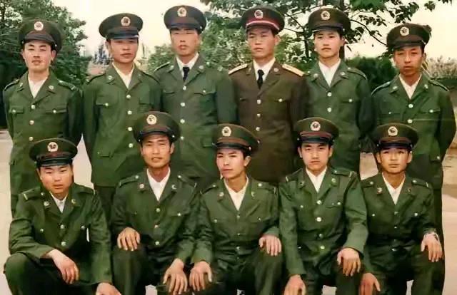 大家仔细看，这些战士们的着装对吗？穿常服不打领带，这几名战士着装就没有一个符合内