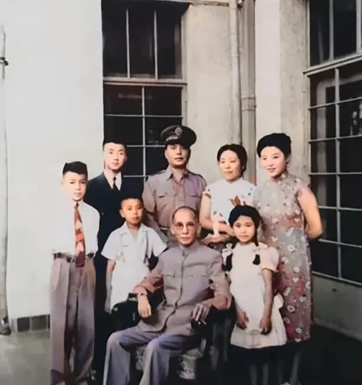 1946年重庆，“孔二小姐”孔令俊换上女装逛街，与龙云的儿子在街上偶遇，发生了冲