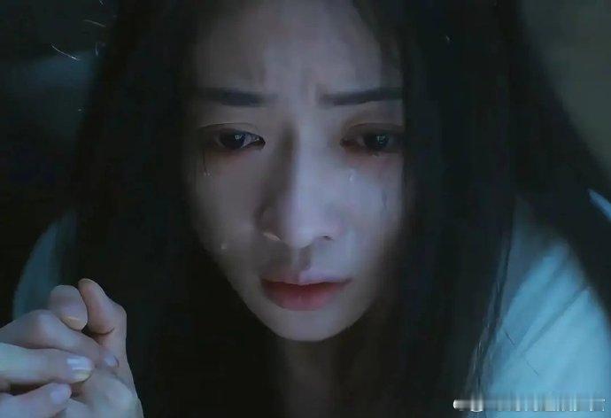 墨雨云间吴谨言长进很大，演心狠手辣坚韧不屈的角色，简直信手拈来。明明是自己攀附权