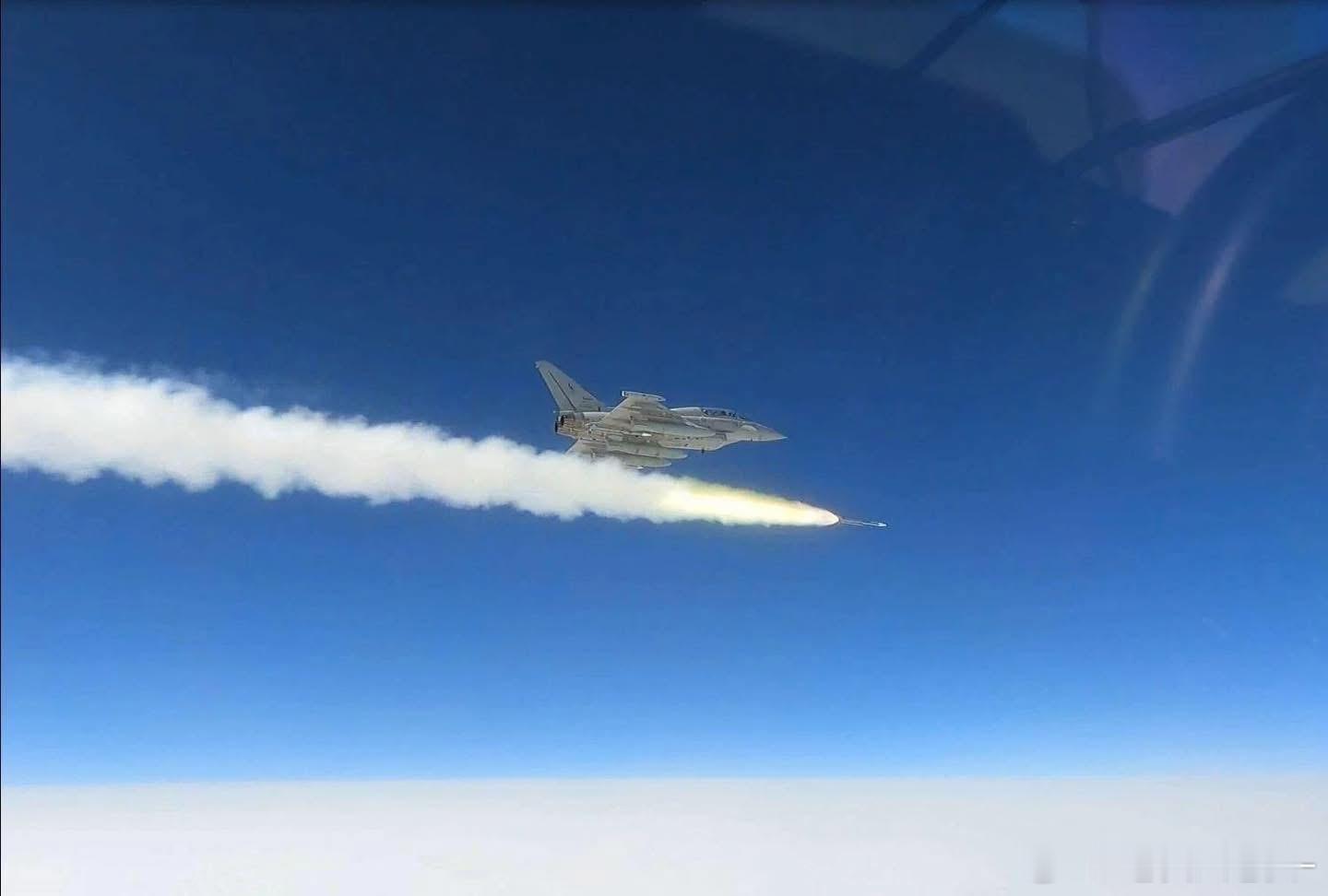 意大利空军台风战机试射流星远程空对空导弹