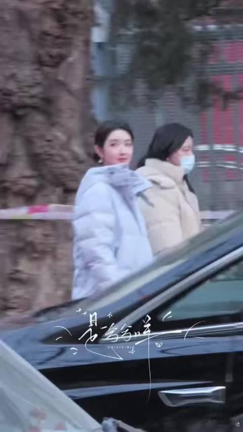 王玉雯春晚路透缎面长裙好仙 王玉雯春晚第四次联排路透太绝啦，她优雅下车，粉缎长裙