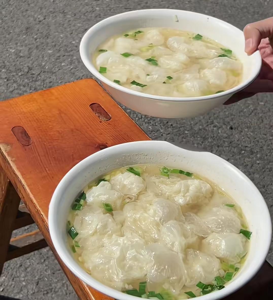 清汤浮玉饺，绿葱点翠盘。我是北方人！我想问问大家这两碗🥣是什么？真没吃过，不是