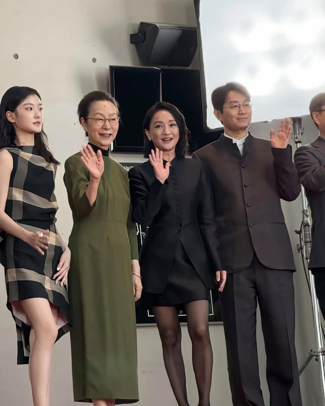 52岁周迅在韩国参加电影节，穿着一身黑亮相，连丝袜也是黑色的！ ​​​