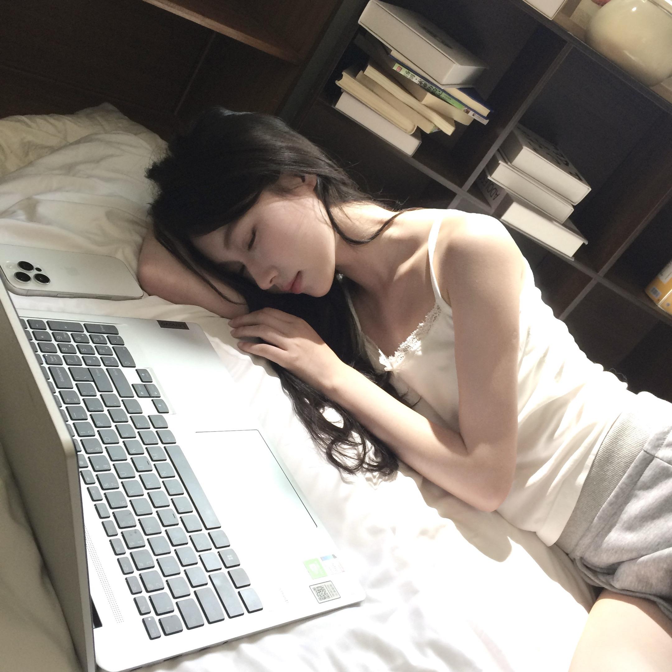 为什么还要偷窥我的生活呢 离开我之后你不是已经得到你想要的自由和幸福了吗