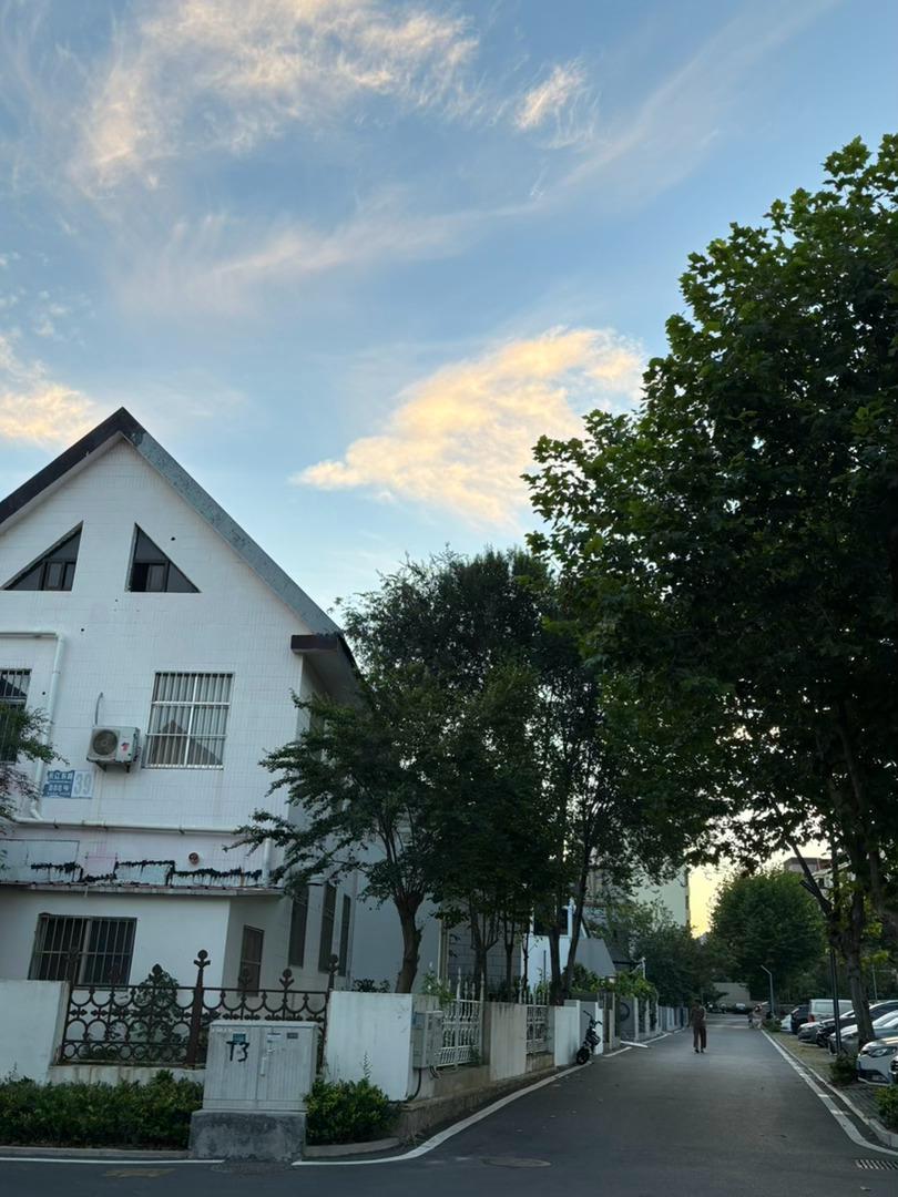 昨日傍晚大概因为那句“夕阳无限好，只是近黄昏”总觉得黄昏不是个好词。好奇搜了一下