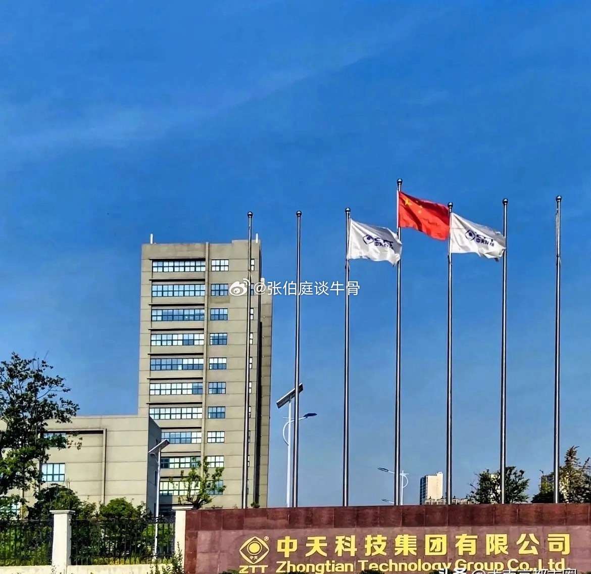 这三只股票明日值得关注。1、中天科技，总部位于江苏南通如东。海缆与光通信双龙头，