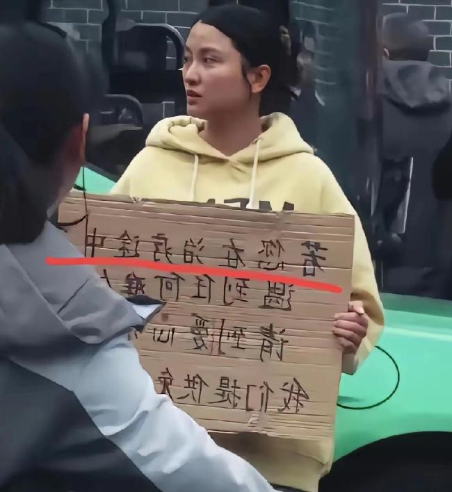 笑不活了，在人心隔肚皮的今天，成都华西医院门口竟然有人公然挑战“常识”。一个小姑