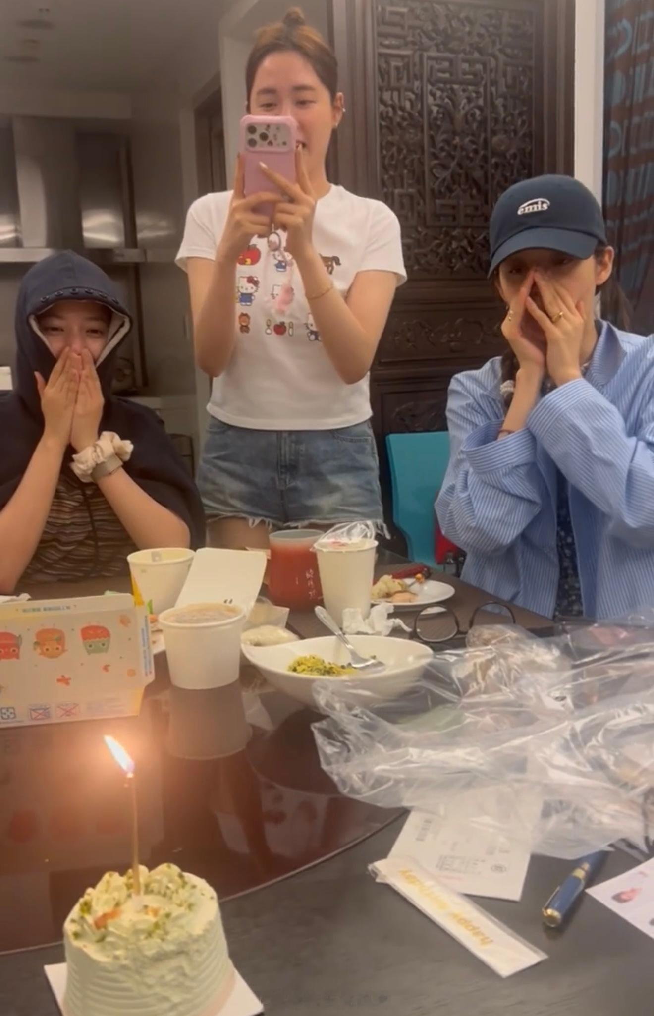 欧阳娜娜三姐妹为妈妈庆生欧阳娜娜三姐妹给妈妈庆生🈶~欧阳娜娜三姐妹给妈妈庆生d