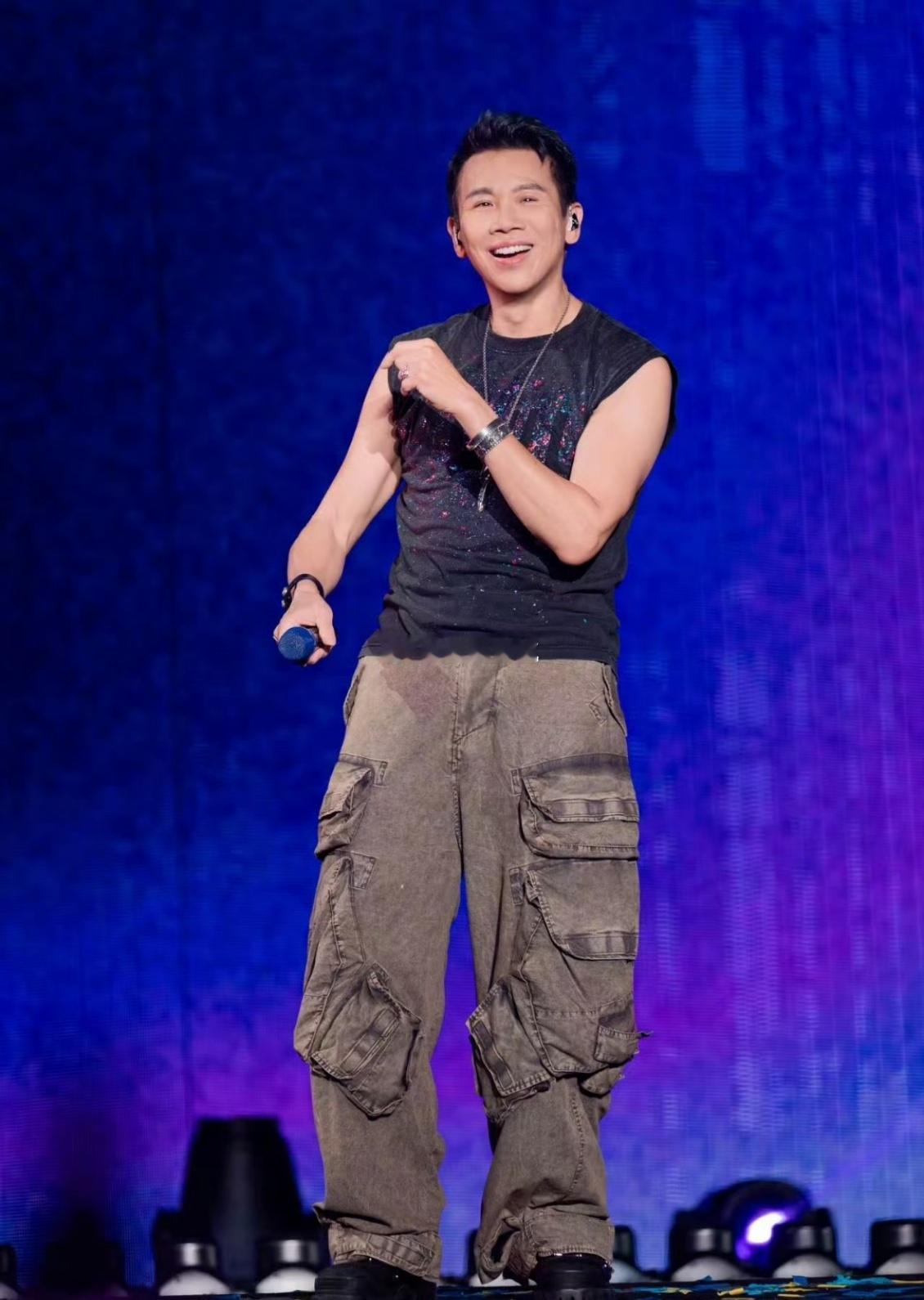 陶喆穿成了美式热狗 陶喆北美巡演的造型也太有梗了！一身亮眼撞色穿搭被调侃成“美式