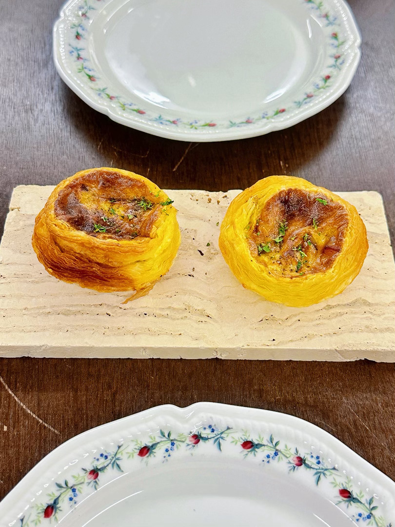 烊饭 法餐小馆味道真不错，我喜欢咸酥塔、油封鸭😋菜品不多，可圈可点比起上千的法