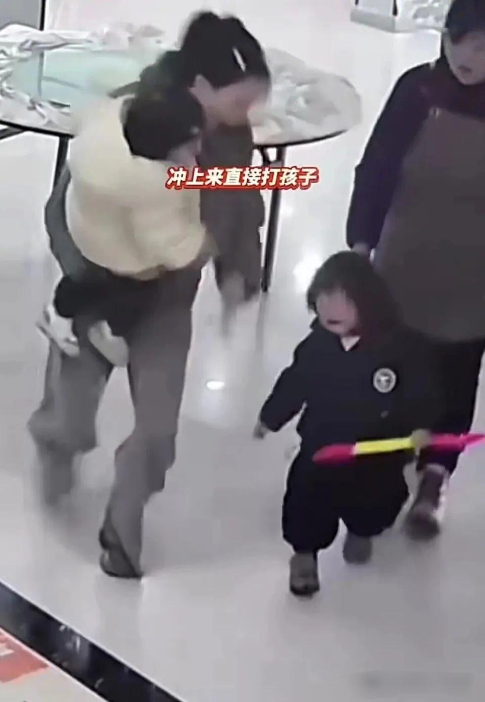 2岁娃被扇到骨折，对方妈妈竟是为娃出气？这次，绝不和解！

太让人气愤了！真的，