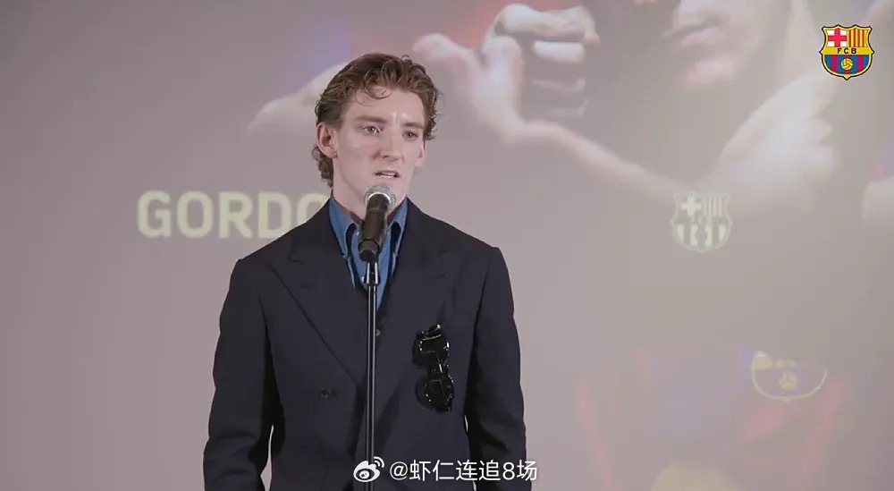 巴萨官方宣布，签下25岁纽卡前锋安东尼·戈登，双方签约5年。随后，戈登接受了巴萨