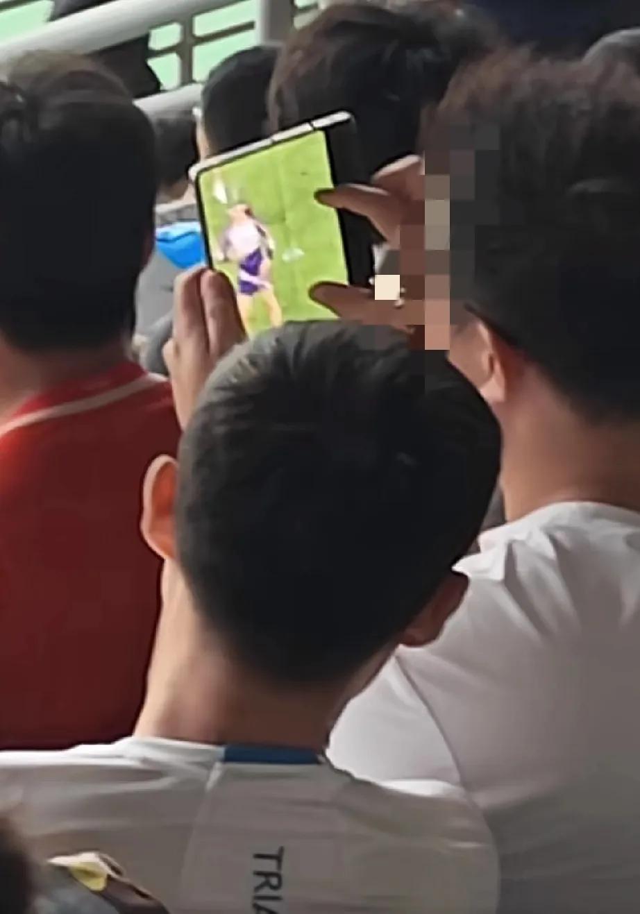 足球比赛真好看
是啊，真好看