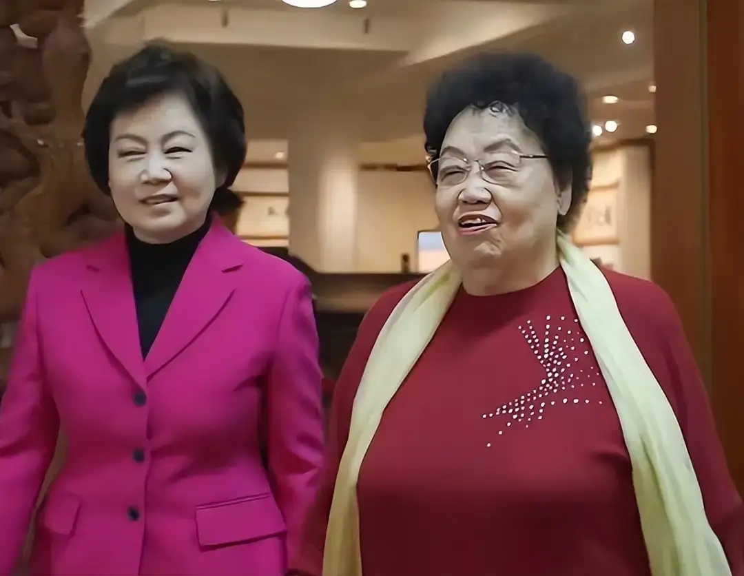 陈丽华和迟重瑞全家福曝光！三个子女和养女都超级优秀，继承安排也合理。陈丽华有三个