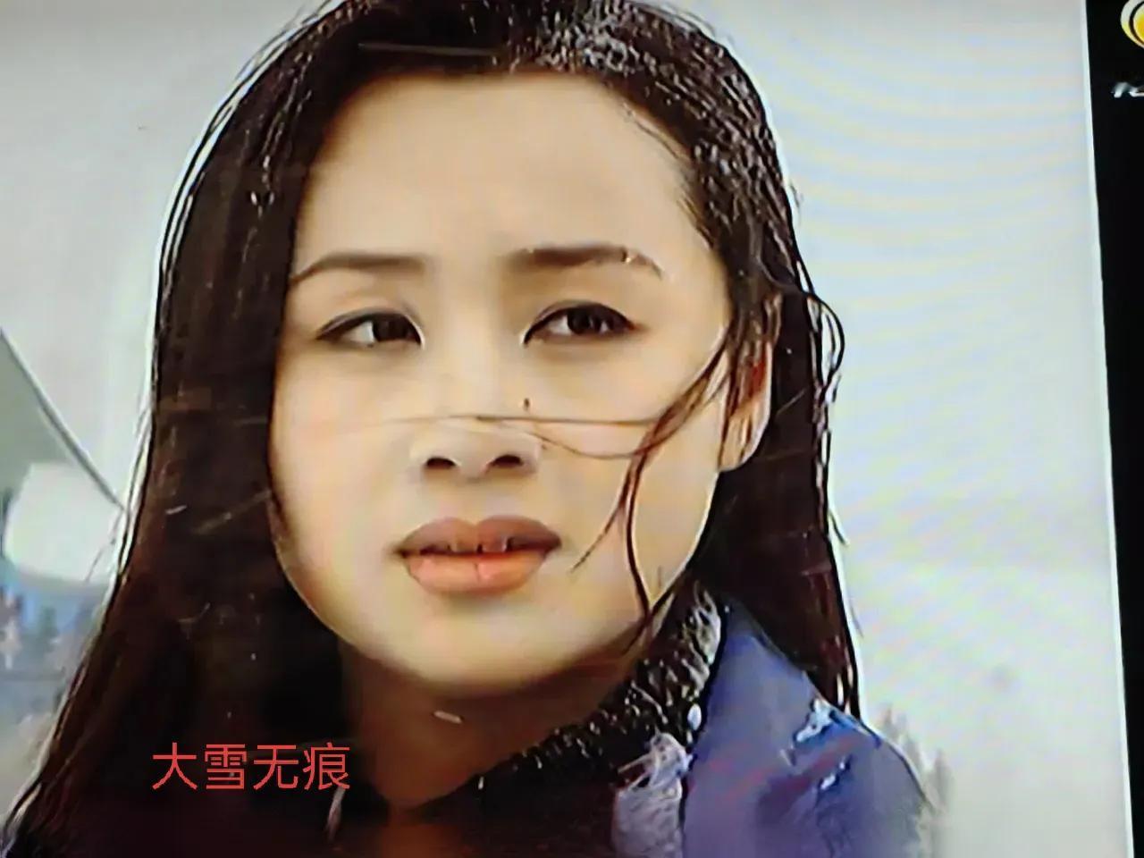 在″重温经典”频道看到了老电视剧《大雪无痕》，倍感亲切！当时的曹颖好年轻、好迷人