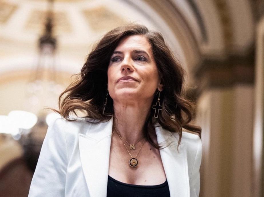 美国共和党国会女众议员南希·梅斯连续发帖炮轰共和党参议员林赛.格雷厄姆：

“林