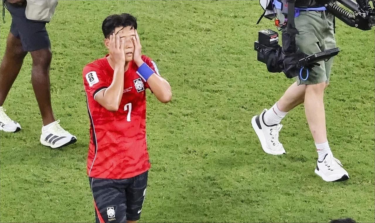 韩国球迷真的太难了！随着世界杯小组赛A组第三轮韩国0-1南非，小组排名跌至第三，