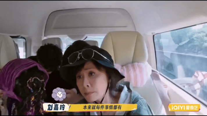 何赛飞回应喊传宗接代被骂 姐姐们的关系真的暖！何赛飞主动给刘嘉玲看网友评论，坦然