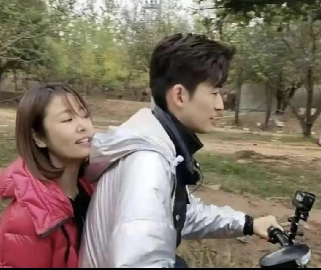 林心如属于那种耐看型的！看看纯素颜下的林心如，皮肤白皙，眉清目秀，五官端正，面庞