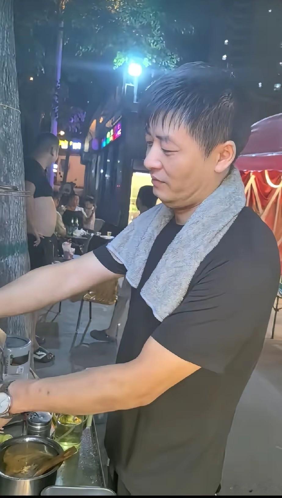 平顶山烧烤店老板陈杰真是像得一塌糊涂烧烤师傅家人撞脸张雪峰巧合吗张雪峰烤肉 河南