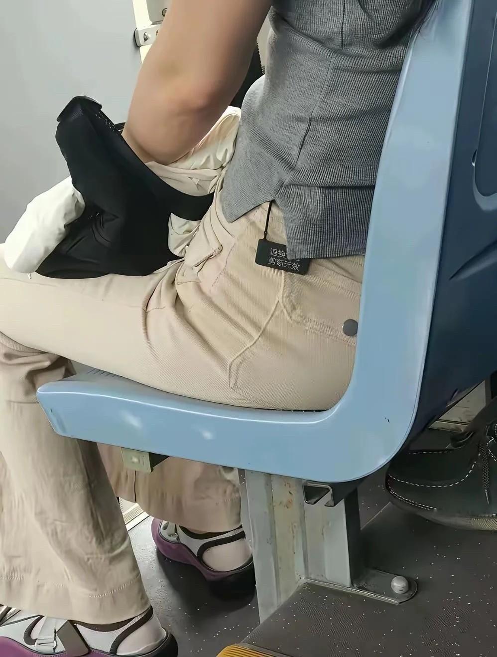坐公交碰到大姐穿着我店里的款，心里刚美了不到三秒。
因为车被堵在停车场出不来，临