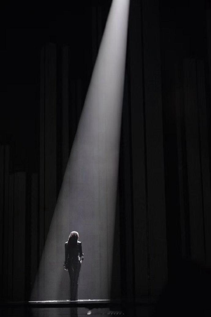 徐洁儿回应浪姐小考第一 太惊喜啦！和雨爱组姐妹们一起抠细节、练和声，努力没白费～