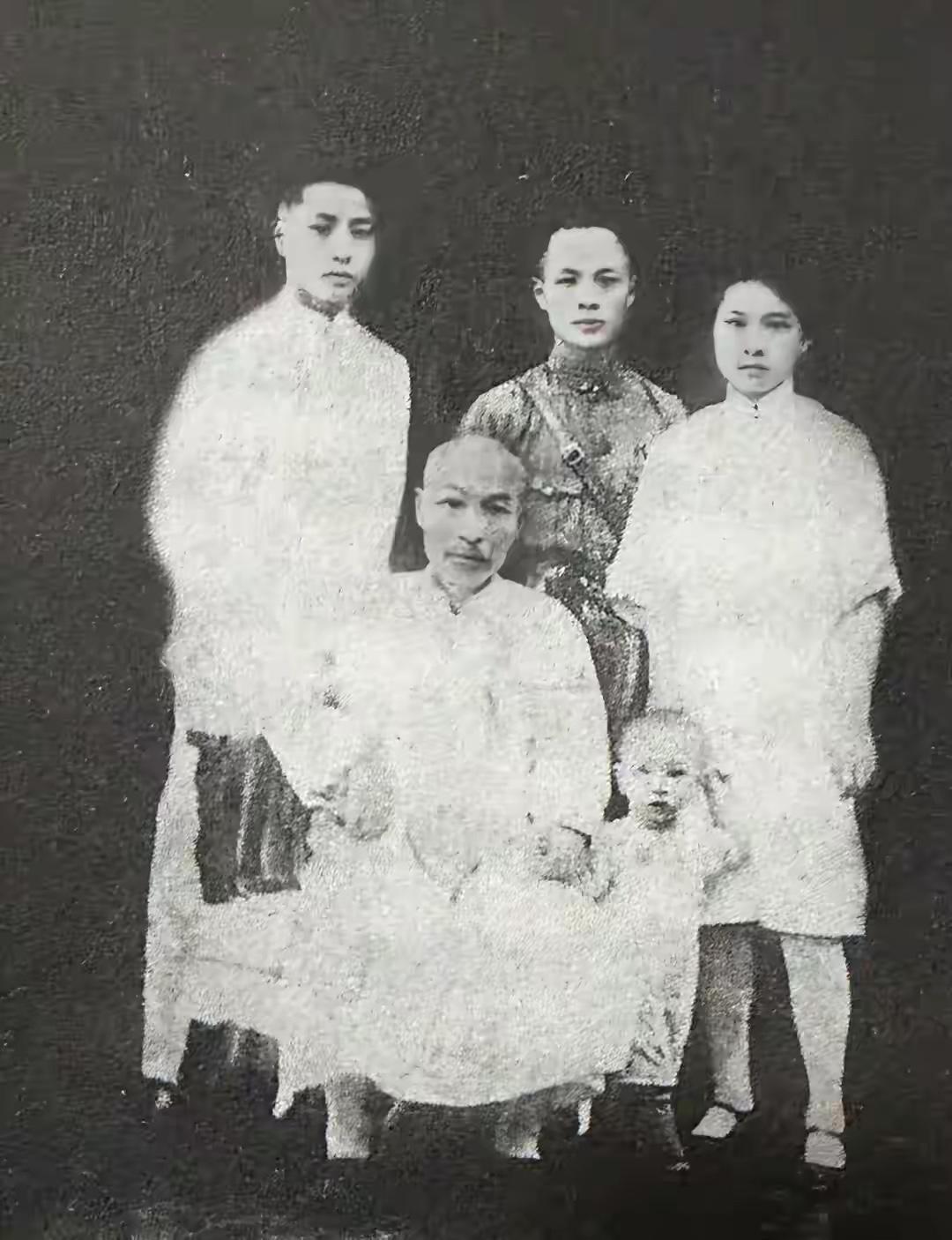 1937年，张学良与杨虎城为促成国共合作抗日发动“西安事变”，事变和平解决后，张