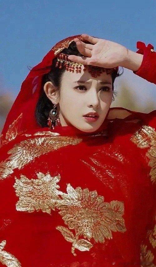 彭小苒 八年前的红很突然现在是及时 八年前《东宫》里的小枫一袭红衣惊艳全网，那种