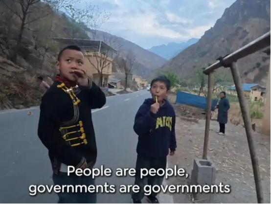 外网近期爆火的一则事件，堪称西方网红抹黑中国的大型翻车现场。美国网红汤米带着偏见