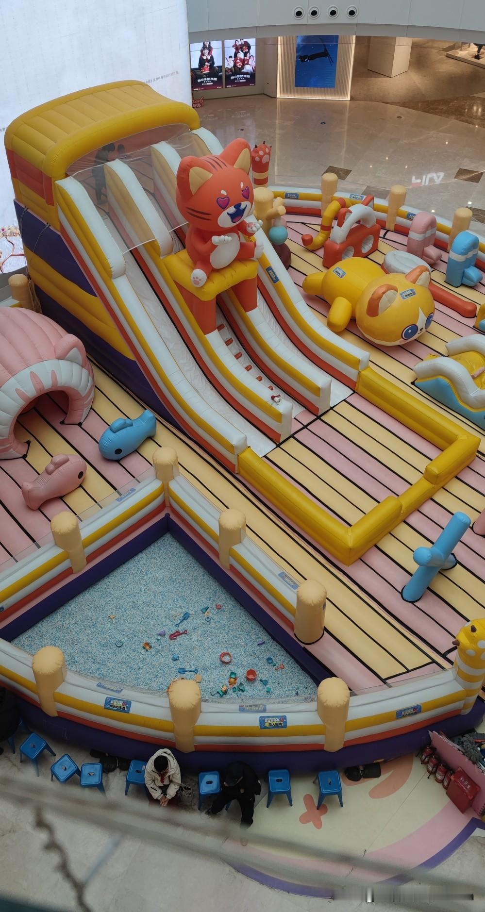 自媒体时代搞垮一个店有多快？
 
楼下的充气堡儿童乐园，那叫一个火爆！每天几十个