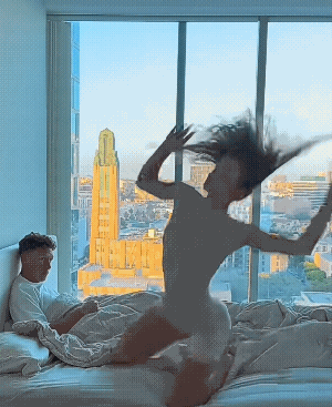 男的是教练，女的是体操运动员吧！[捂脸]