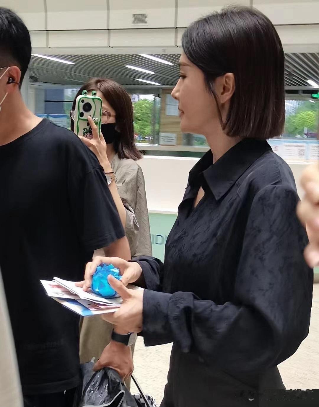 秦岚43岁生图曝光，脸庞娇小，身材曼妙，气质韵味十足。 