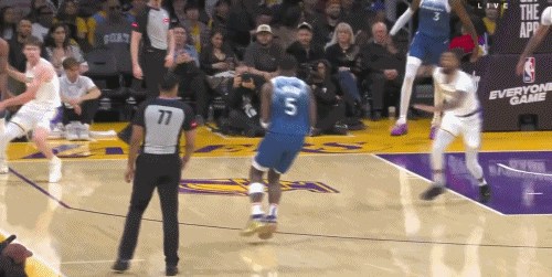 NBA赛场镜头：爱德华兹甚至都没有假动作，一步过掉拉塞尔，欲隔扣浓眉！
  拉塞