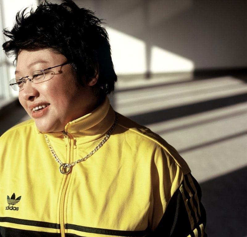 爱心公益大使韩红，
年轻时也曾是校花一枚。
年轻真好。
但长大成熟后，
能体现自