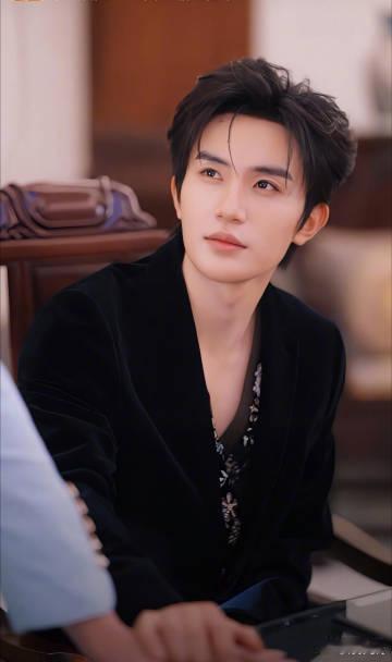 张翅宠完你的宠你的张翅从精神上爱你老己 深夜的温暖，来自他对粉丝的关怀与理解，仿