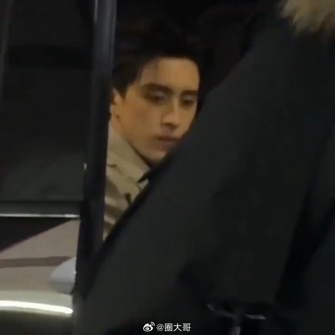 敖瑞鹏生气了啊这，心疼敖瑞鹏一秒钟了啊，敖瑞鹏的微博之夜红毯还没开始。就被私生堵