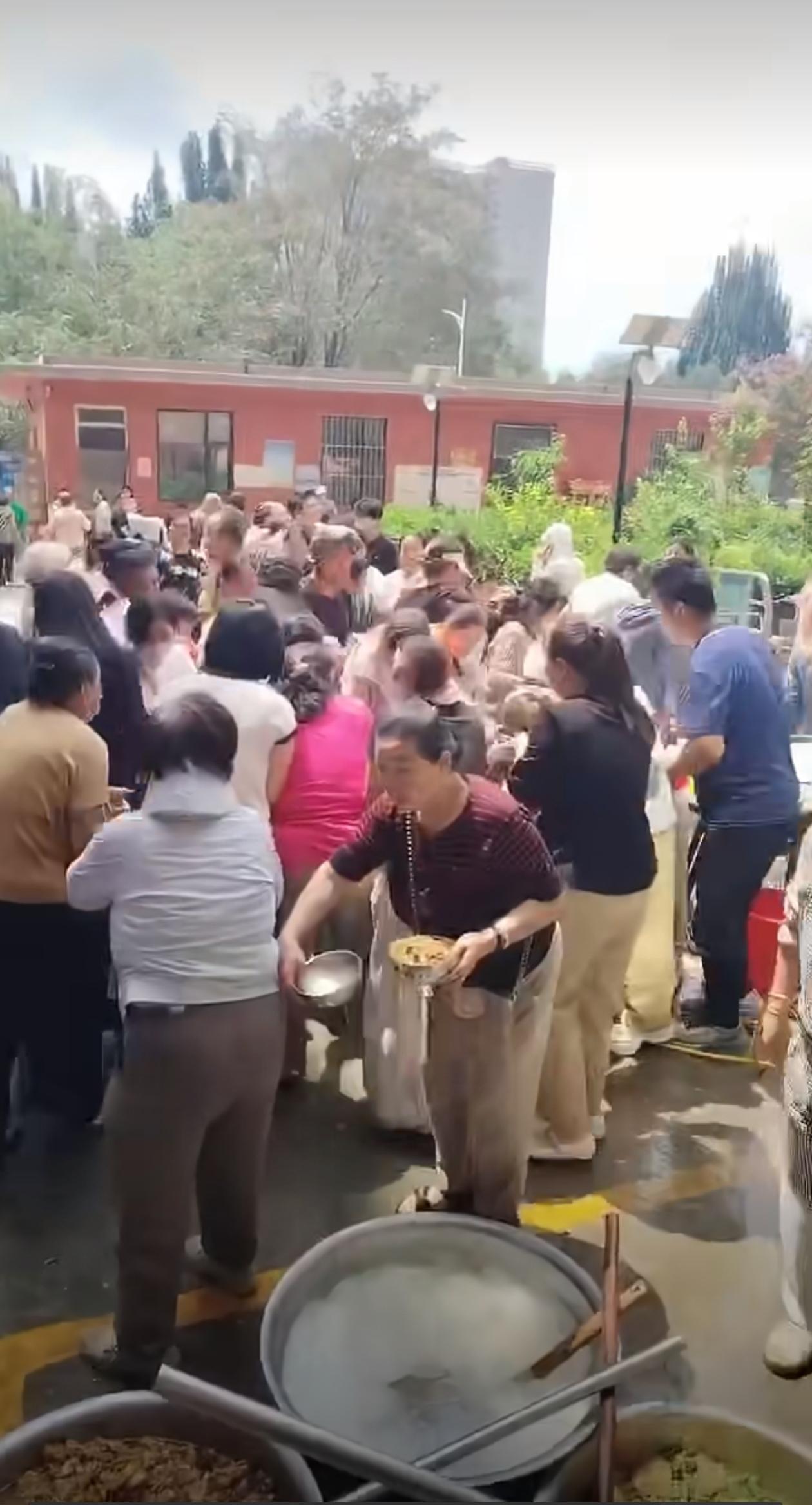 山西某网红闺女出嫁，请粉丝免费吃席！结果一位大姨不小心坐盆里了。唉，估计印度人看