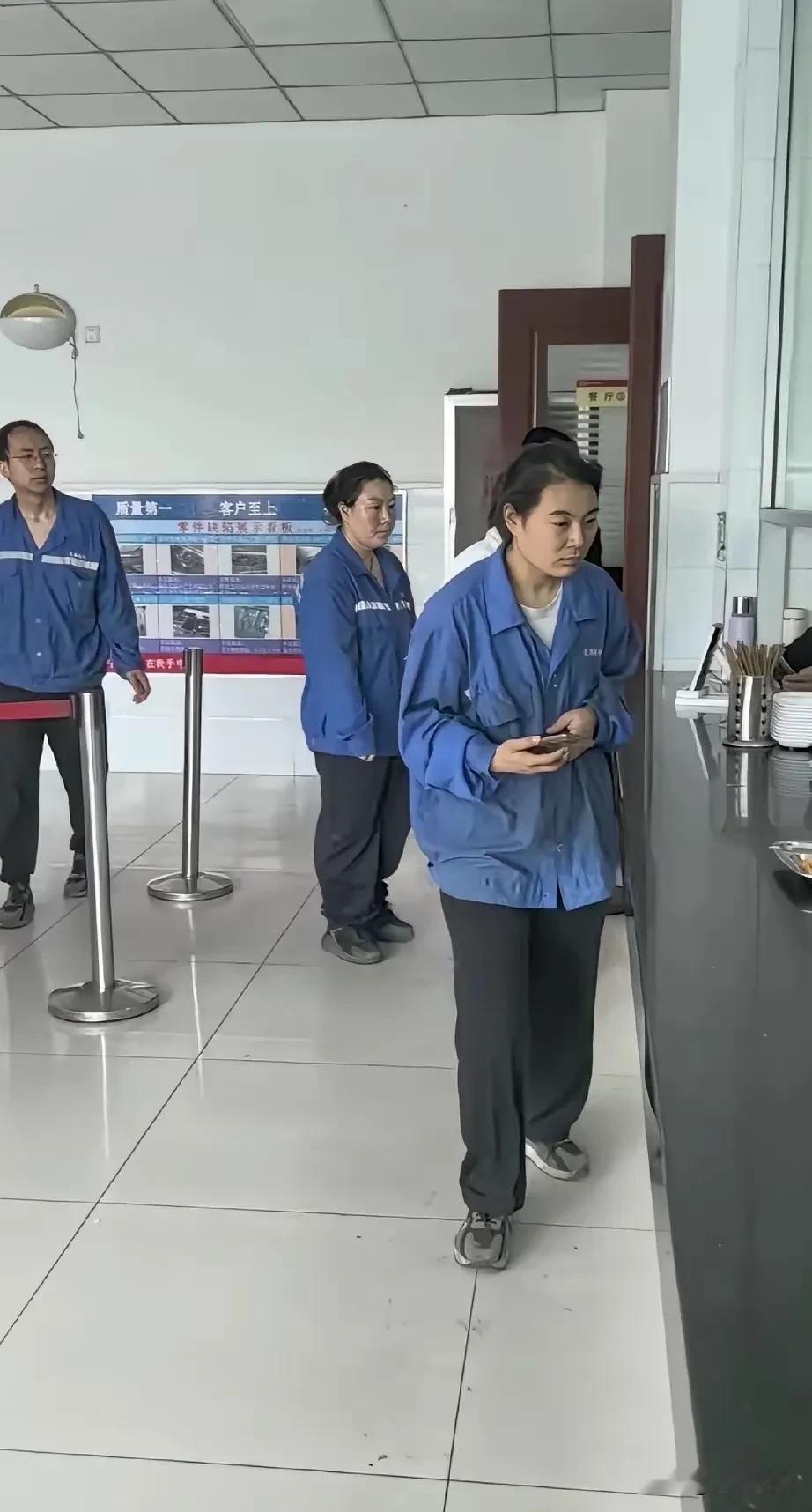 不知道这个厂子每天工作几个小时，待遇如何？[泣不成声]