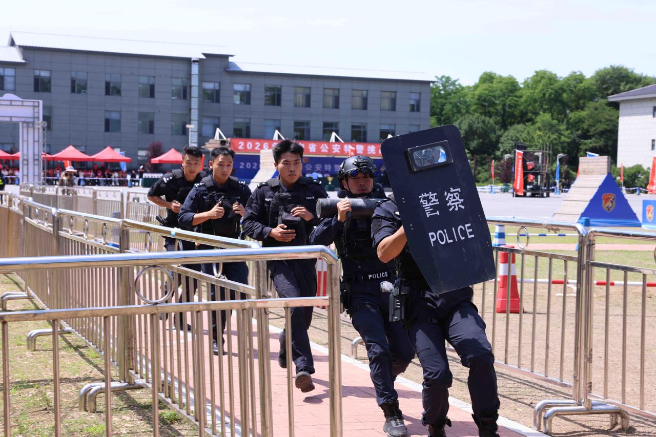 震撼！辽宁特警巅峰对决现场：狙击手一枪制敌，突击队破门突入解救人质！

震撼！辽