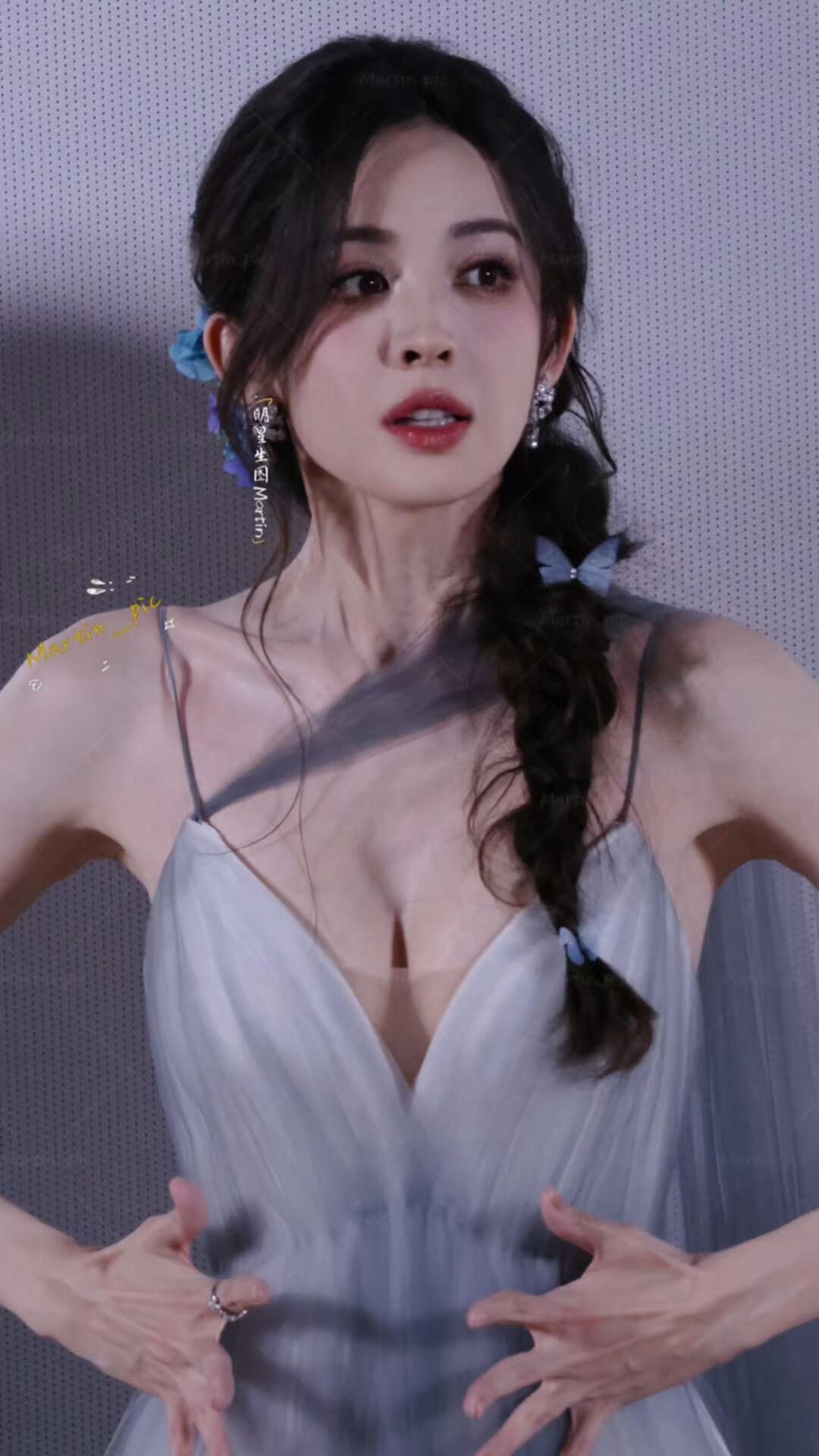 天啊撸她是怎么做到的？瘦骨嶙峋青筋暴起，但是又前凸后翘，该有肉的地方可谓异峰突起