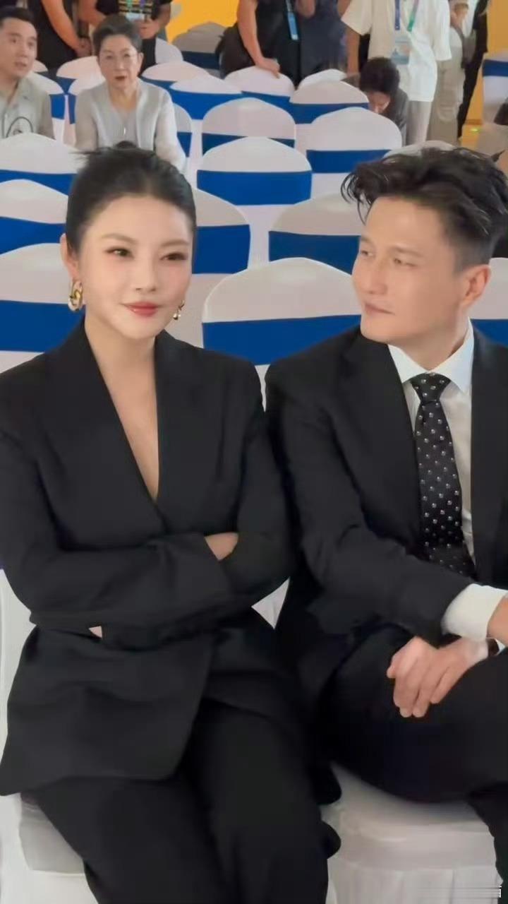 徐冬冬线下状态松花江的风把徐冬冬吹回太阳岛电影周了。后台专访里一口东北腔推荐铁锅