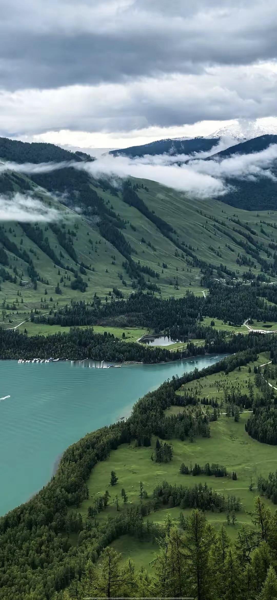 在江湖的岁月长河中，有一座名为“凌云峰”的地方，那里终年云雾缭绕，宛如仙境。峰上