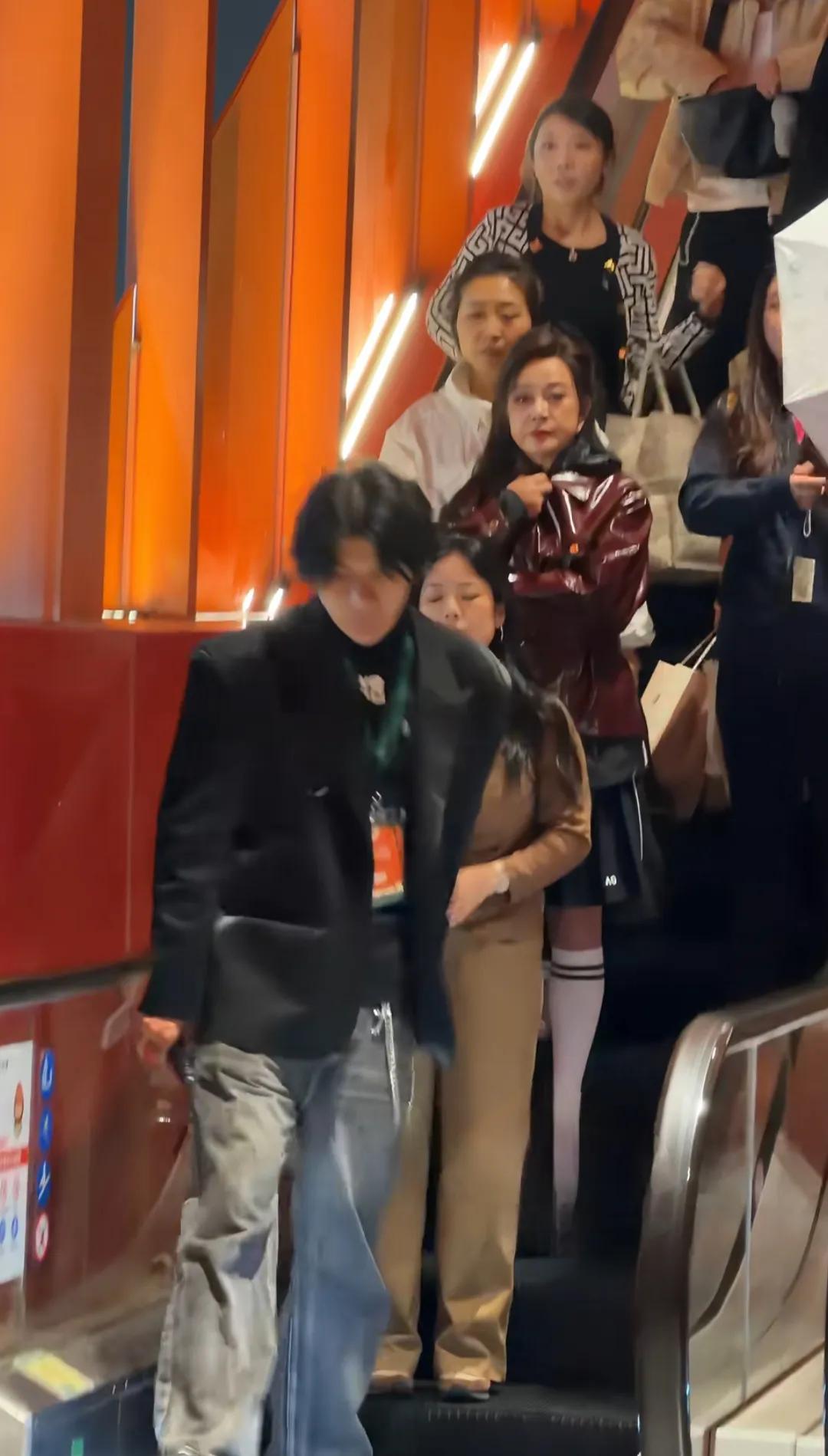 75岁的刘晓庆精气神还是那么的有活力!美丽了一辈子，体质又这么的好。这个年纪有这