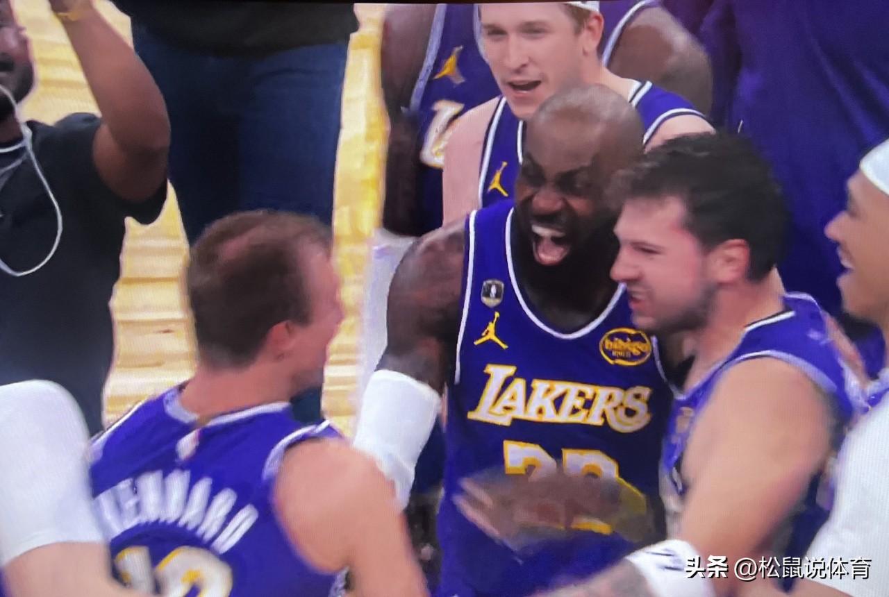 太有意思了，湖人105-104险胜魔术，这场比赛詹姆斯出现了很有意思的一幕，这一